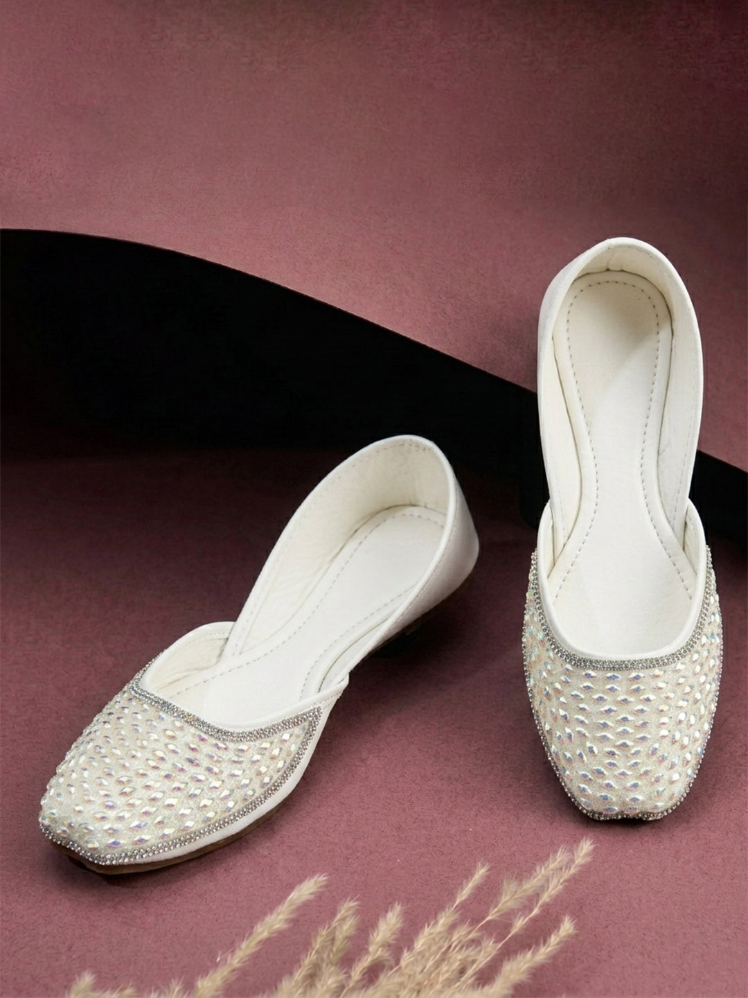 Planet Walk TARA 2138 White Flats - Main
